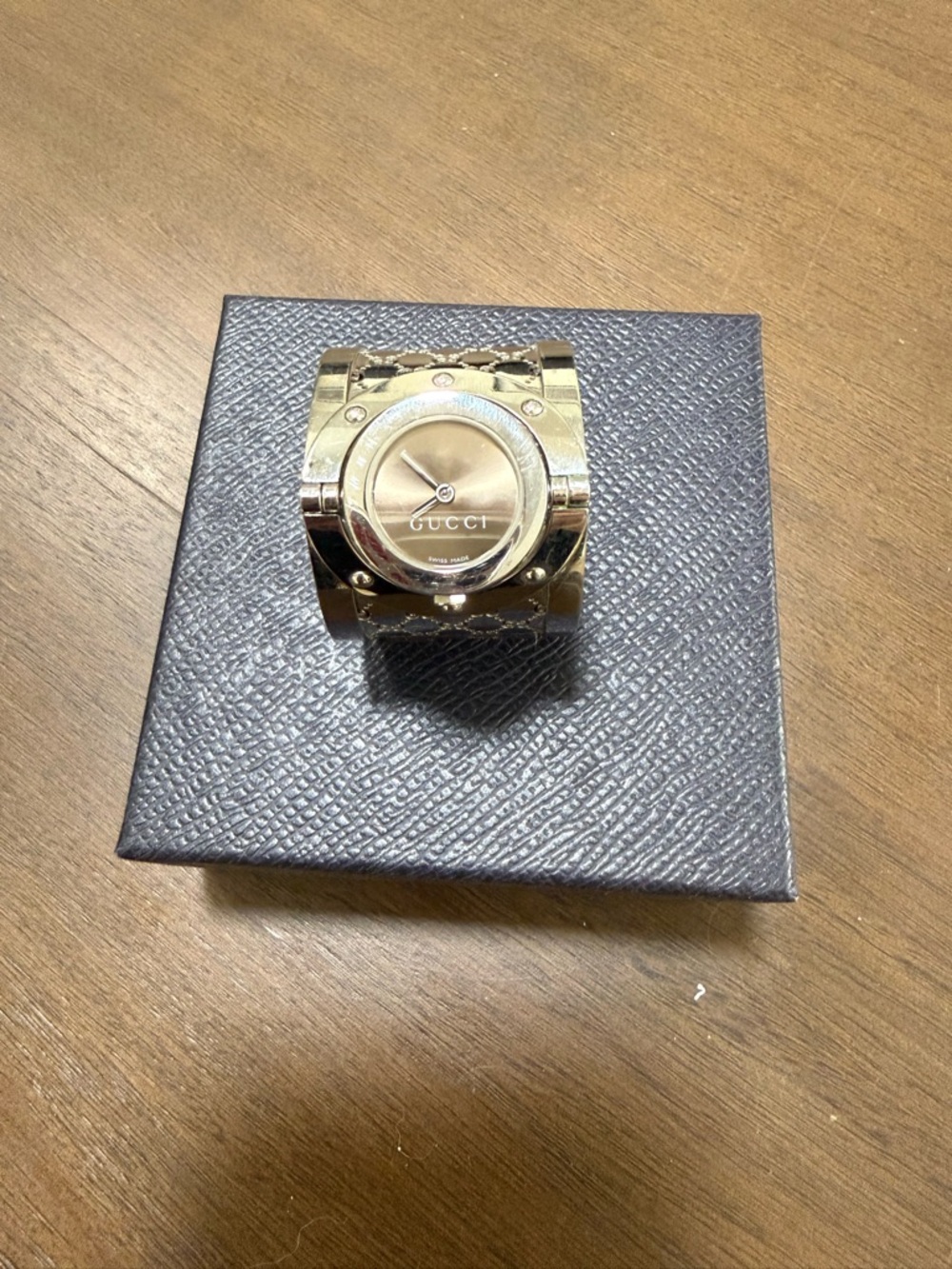 Gucci Silver 112 Twirl GG Pattern Cuff Watch with Gray Dial - Picture 7 of 7